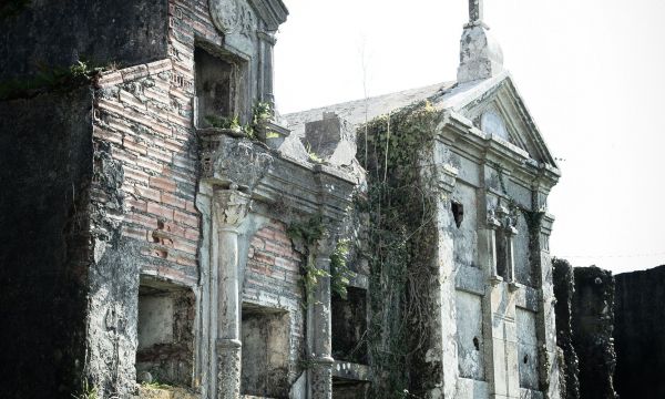 Capilla románica y antiguo cementerio de Santa Cristina de Barro